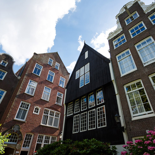 Houten huis in de Begijnhof in Amsterdam